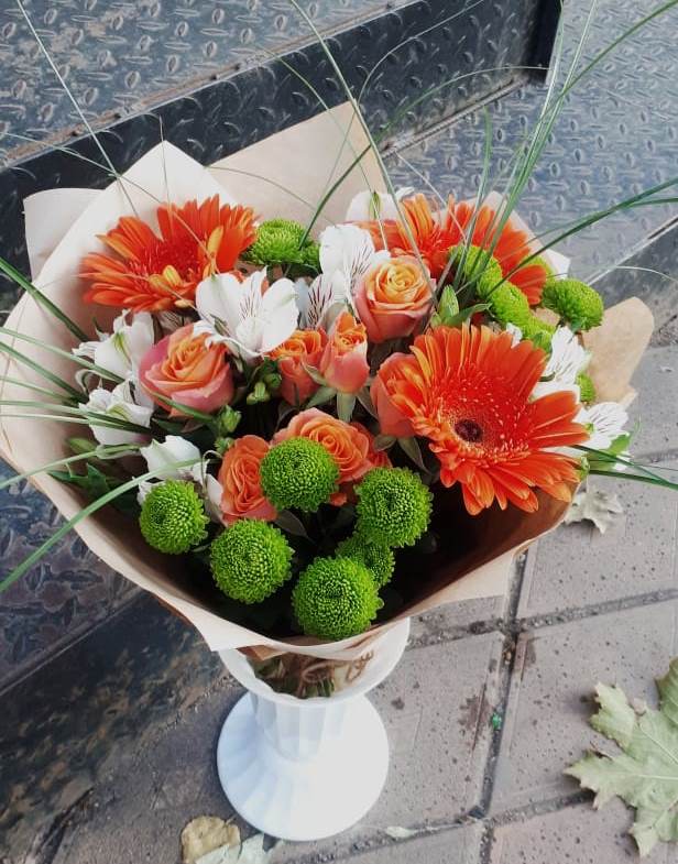 Букет цветов из: Герберы, Хризантемы, Альстромерии и Розы в Малиновом озере