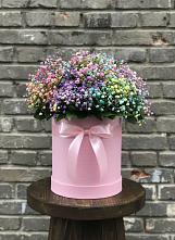 Цветочная композиция из Гипсофила и Розы в шляпной коробке в Малиновом озере