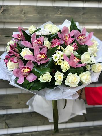 Букет цветов из: Розы и Хризантемы в Малиновом озере
