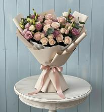 Букет цветов из:  Розы и Лизиантусы в Малиновом озере