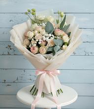 Букет цветов из:  Розы и Лизиантусы #REPLACE_PRED# Малиновом озере