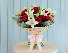 Букет цветов из:  Лилии и Розы #REPLACE_PRED# Малиновом озере