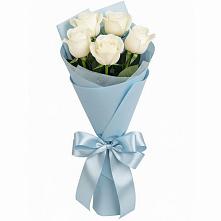 Букет 5 Белых роз Проуд в Малиновом озере