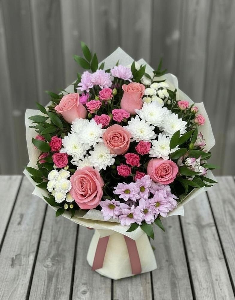 Букет цветов из: Альстромерии, Гвоздики, Розы и Хризантемы в Малиновом озере