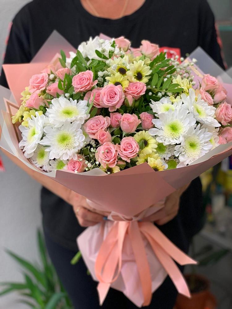 Букет цветов из: Розы и Хризантемы в Малиновом озере