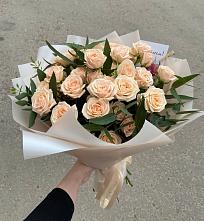 Букет Кремовые розы Латте в Малиновом озере