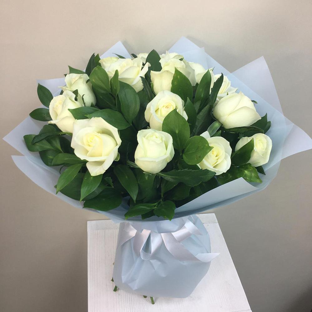 Букет 15 Белых роз Проуд в Малиновом озере