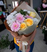 Букет цветов из:  Герберы, Розы и Хризантемы в Малиновом озере