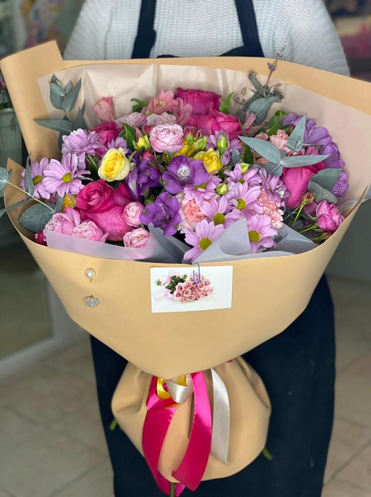 Букет цветов из: Хризантемы, Гвоздики и Альстромерии в Малиновом озере