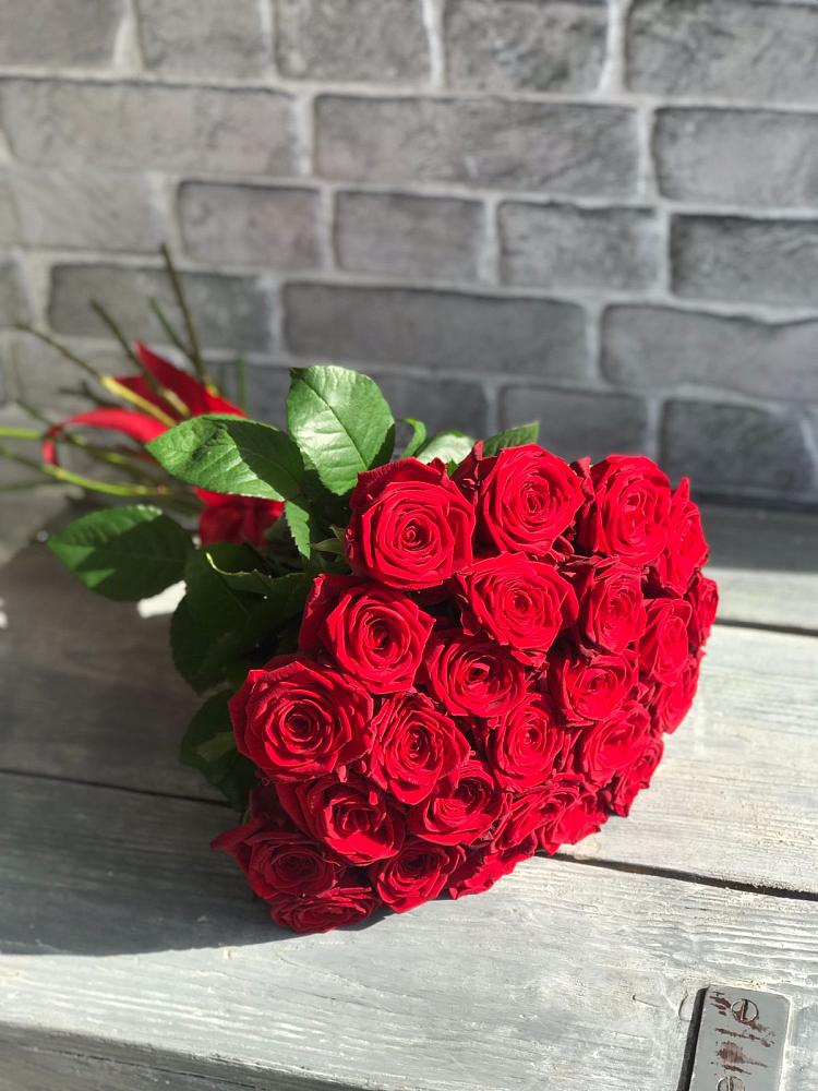 Букет Красные розы Фридом в Малиновом озере