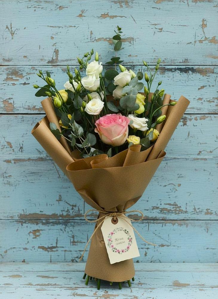 Букет цветов из: Розы и Лизиантусы в Малиновом озере