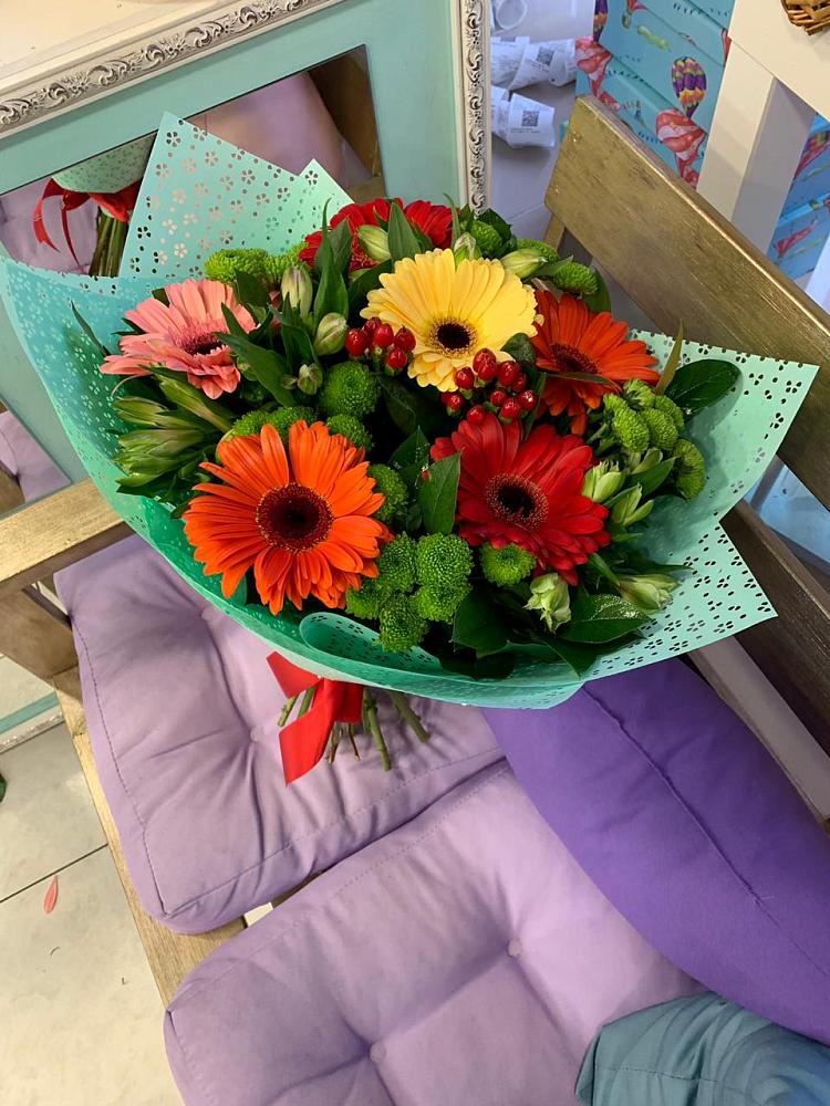 Букет цветов из: Герберы, Хризантемы и Альстромерии в Малиновом озере