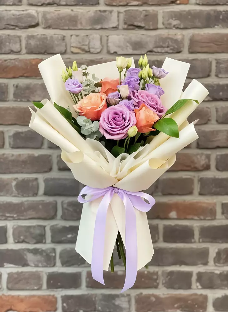 Букет цветов из: Лизиантусы и Розы в Малиновом озере