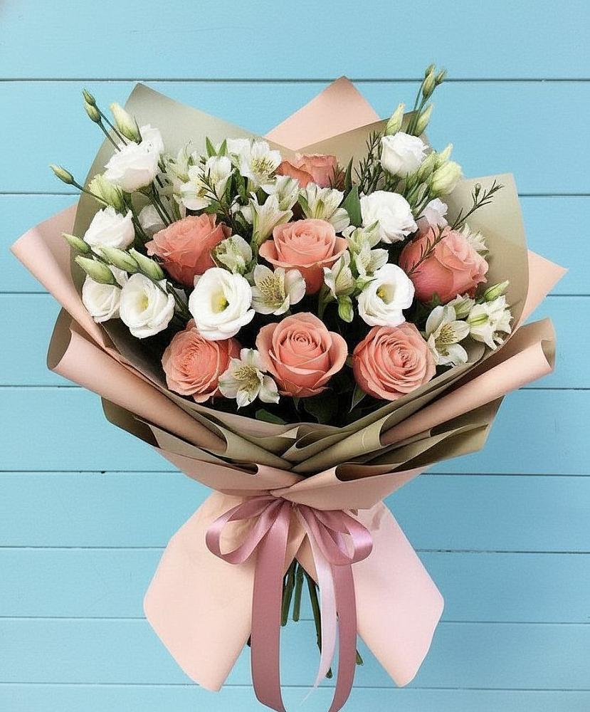 Букет цветов из: Розы, Альстромерии и Лизиантусы в Малиновом озере