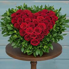 Цветочная композиция из Розы в виде сердца в Малиновом озере