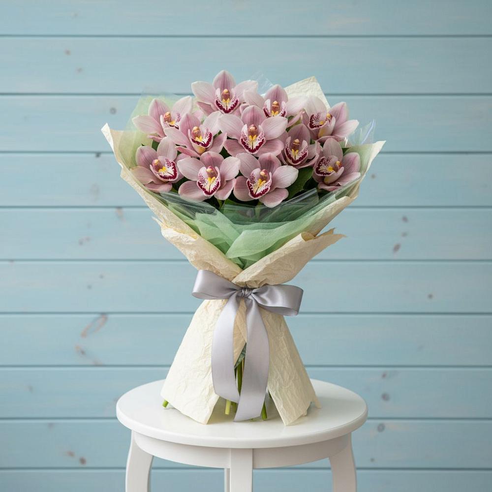 Букет цветов из: Орхидеи и Розы в Малиновом озере