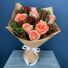 Букет цветов из:  Розы и Альстромерии в Малиновом озере