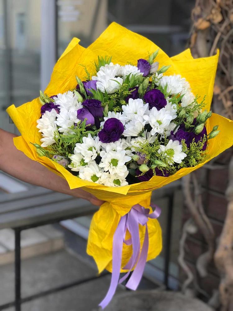 Букет цветов из: Ирисы, Хризантемы и Ромашки в Малиновом озере