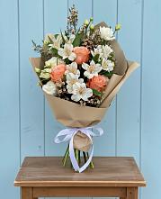 Букет цветов из:  Альстромерии, Лизиантусы, Розы и Хризантемы в Малиновом озере