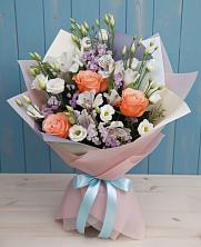 Букет цветов из:  Лизиантусы, Розы, Альстромерии и Гипсофила в Малиновом озере