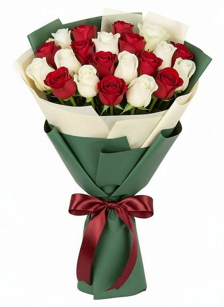 Букет Микс из красных и белых роз в Малиновом озере
