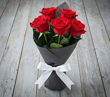 Букет 5 Красных роз Эдлесс Лав в Малиновом озере