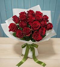 Букет Красные розы в Малиновом озере
