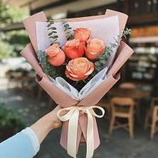 Букет цветов из:  Розы в Малиновом озере