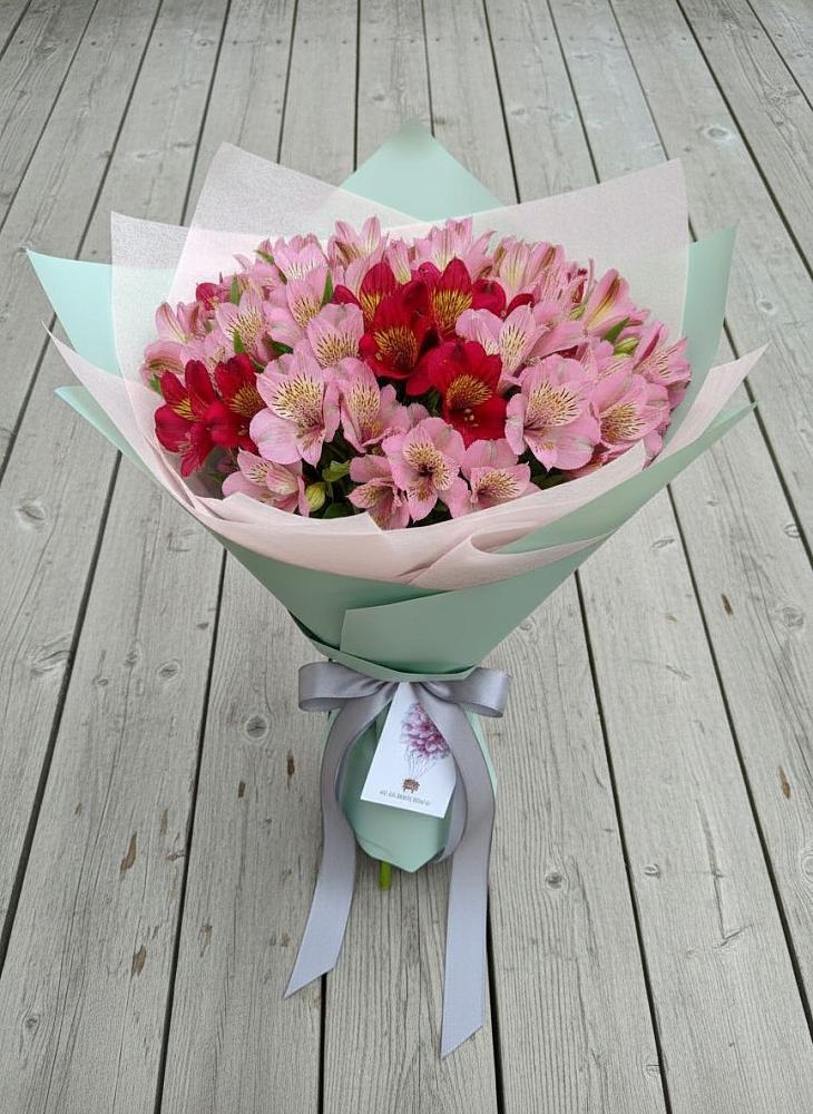 Букет цветов из: Альстромерии в Малиновом озере
