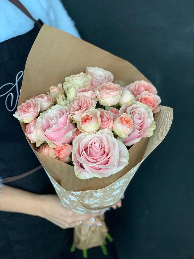 Букет цветов из: Хризантемы и Розы в Малиновом озере