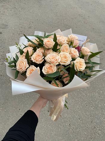 Букет Кремовые розы Латте в Малиновом озере