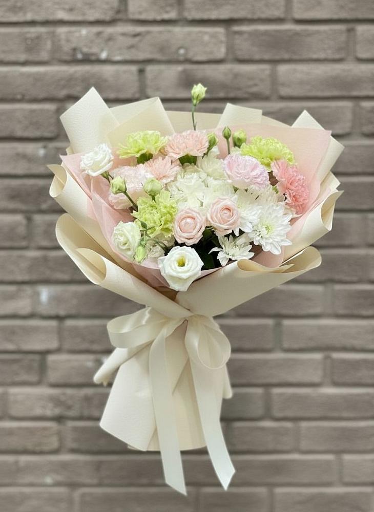 Букет цветов из: Гвоздики, Розы, Лизиантусы и Хризантемы в Малиновом озере