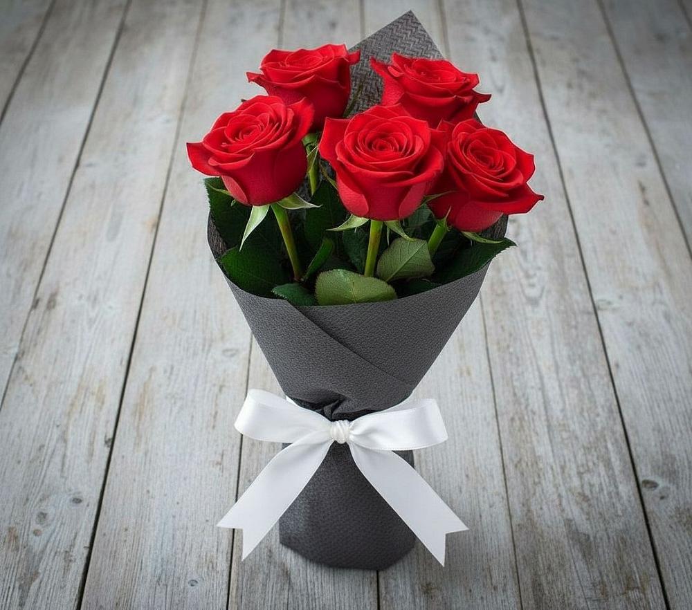 Букет 5 Красных роз Эдлесс Лав в Малиновом озере