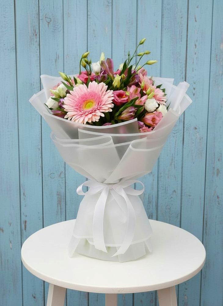 Букет цветов из: Герберы, Альстромерии и Лизиантусы в Малиновом озере