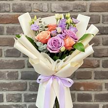 Букет цветов из:  Лизиантусы и Розы в Малиновом озере