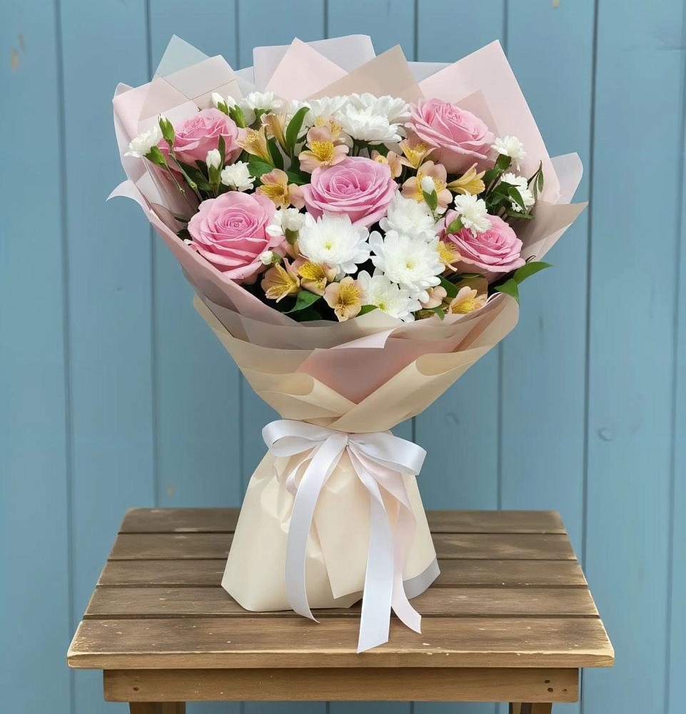 Букет цветов из: Гвоздики, Орхидеи и Розы в Малиновом озере