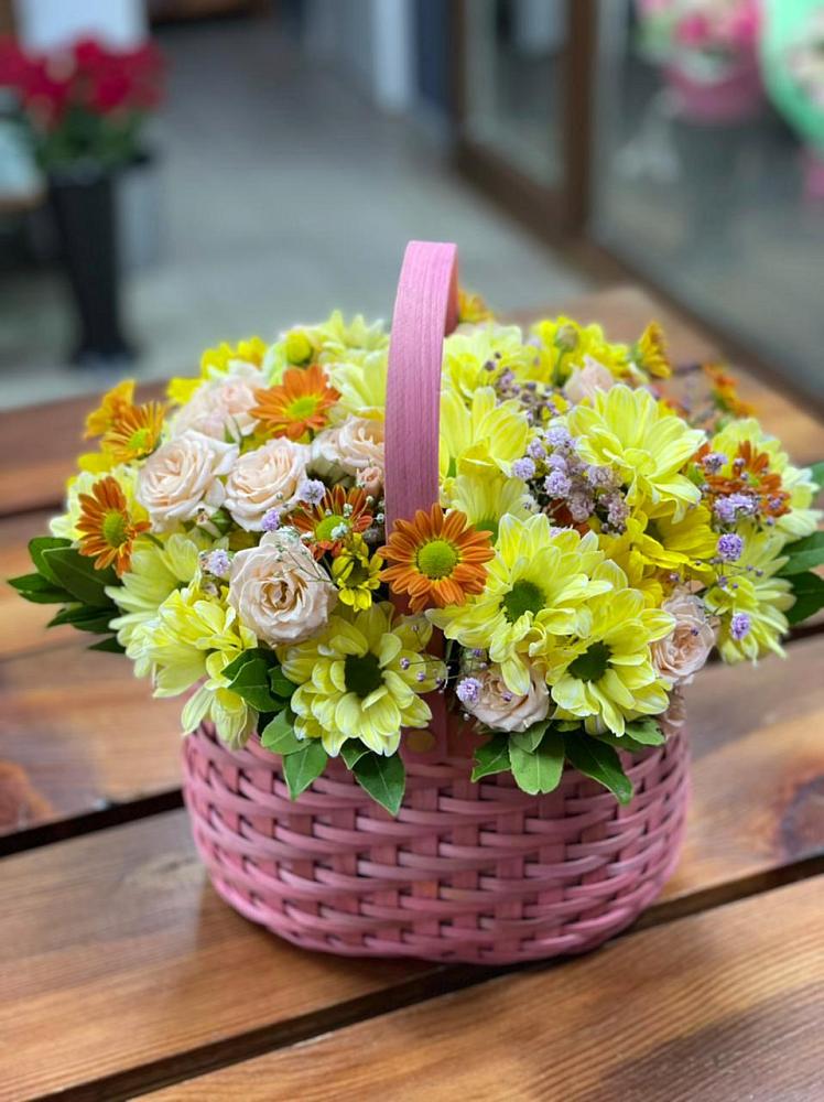 Цветочная композиция из Хризантемы и Розы в корзине в Малиновом озере