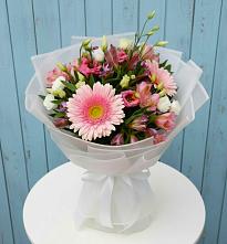 Букет цветов из:  Герберы, Альстромерии и Лизиантусы в Малиновом озере
