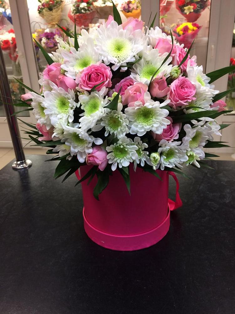 Цветочная композиция из Розы и Хризантемы в шляпной коробке в Малиновом озере