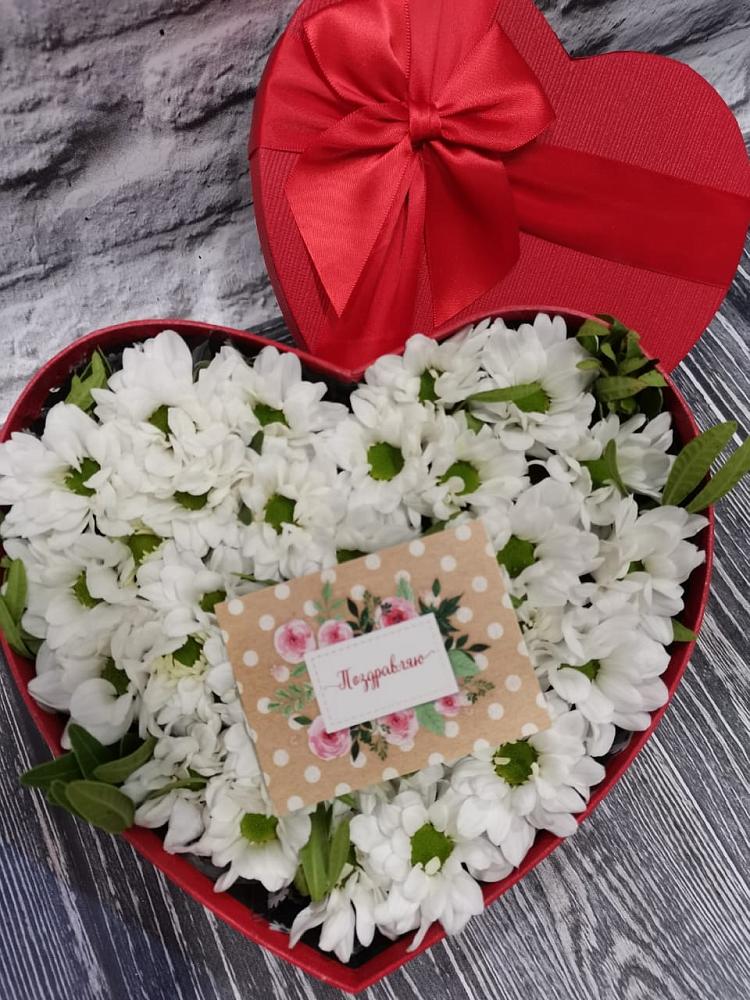 Цветочная композиция из Хризантемы в виде сердца в Малиновом озере