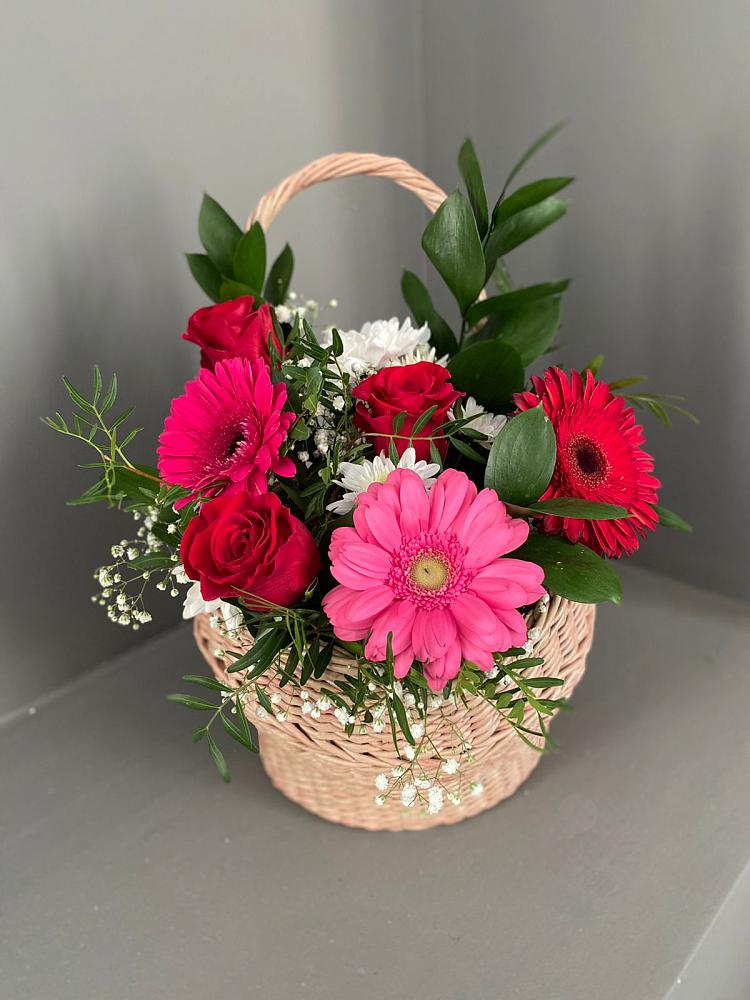 Цветочная композиция из Розы, Хризантемы и Герберы в корзине в Малиновом озере