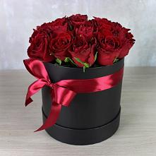 Цветочная композиция из Розы в шляпной коробке в Малиновом озере