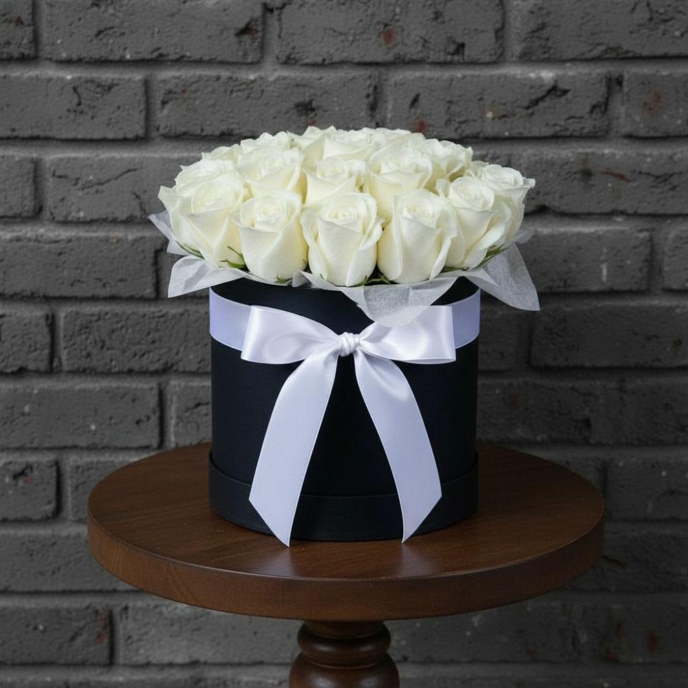 Цветочная композиция из Розы в шляпной коробке в Малиновом озере