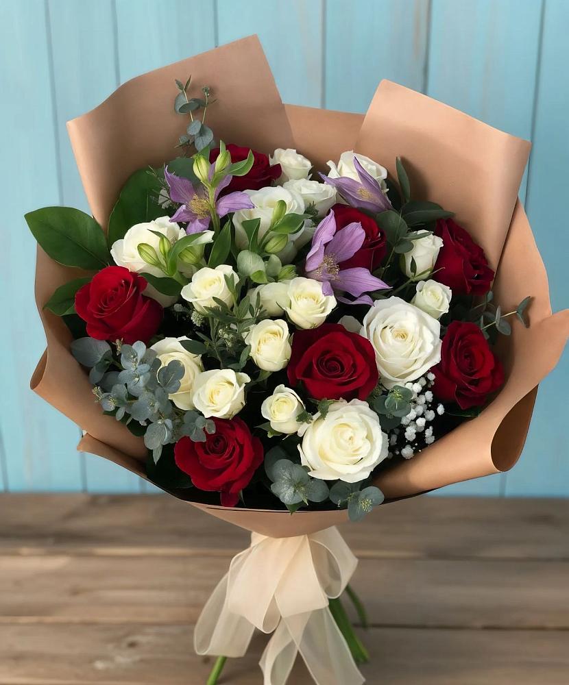 Букет цветов из: Розы и Альстромерии в Малиновом озере