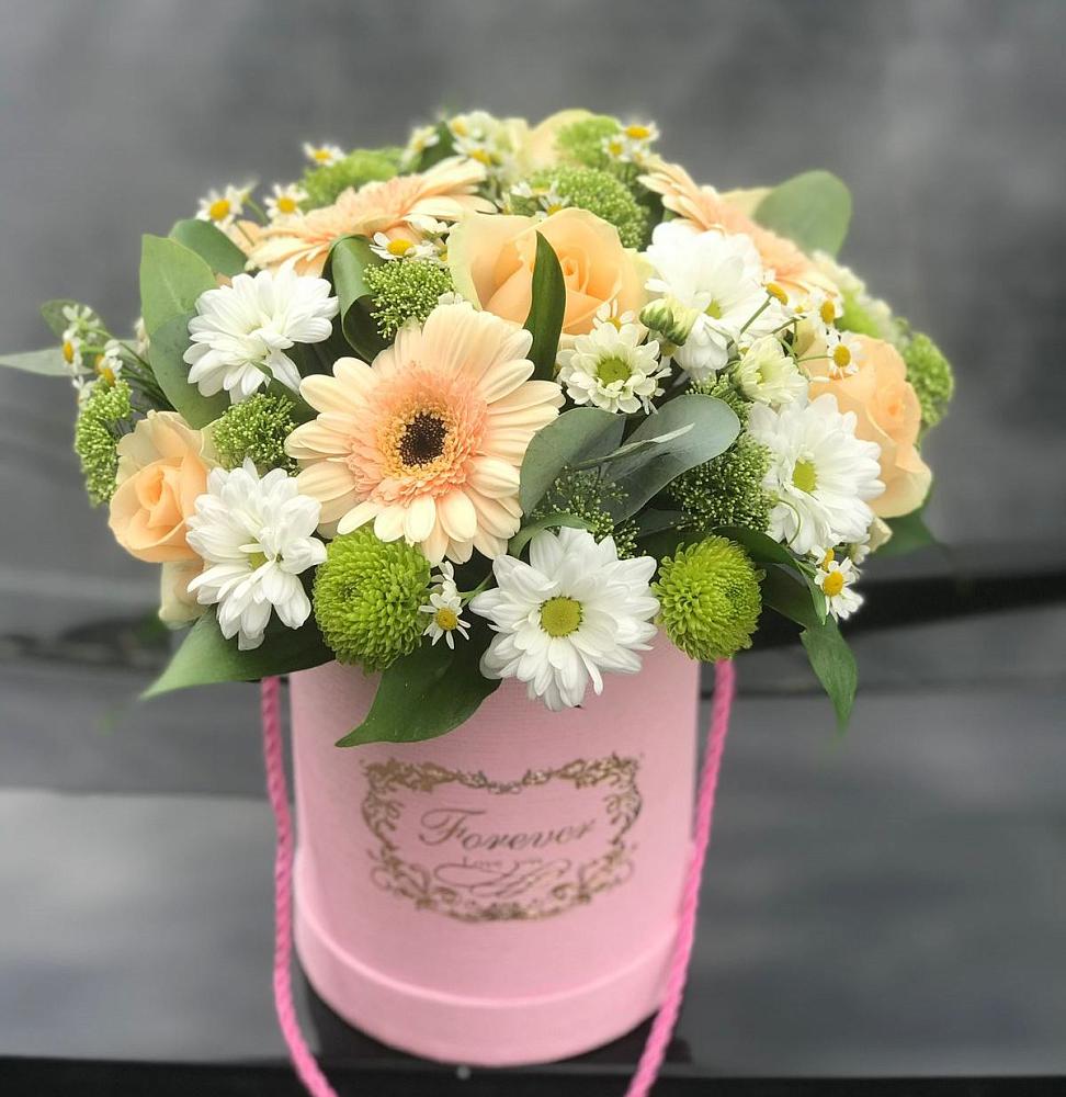 Цветочная композиция из Розы, Герберы и Хризантемы в шляпной коробке в Малиновом озере