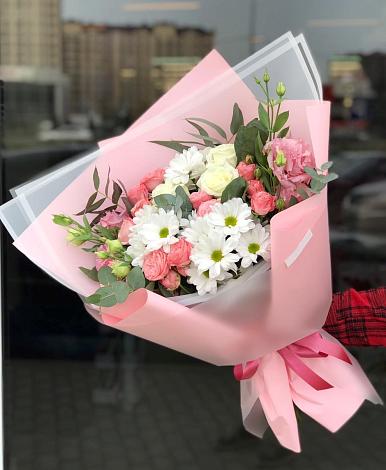 Букет цветов из: Розы, Лизиантусы и Хризантемы в Малиновом озере
