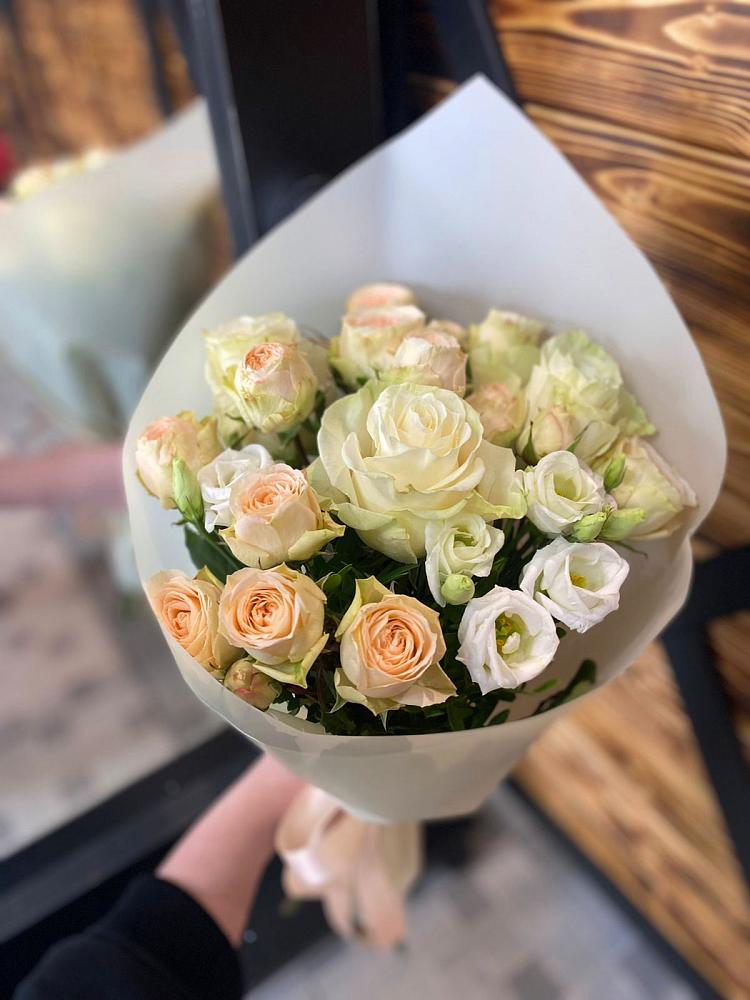 Букет цветов из: Розы и Лизиантусы в Малиновом озере