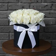 Цветочная композиция из Розы в шляпной коробке в Малиновом озере