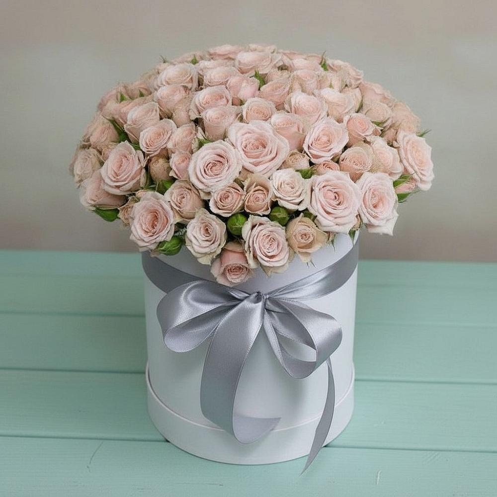 Цветочная композиция из Розы в шляпной коробке в Малиновом озере