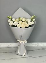 Букет цветов из:  Розы и Лизиантусы в Малиновом озере